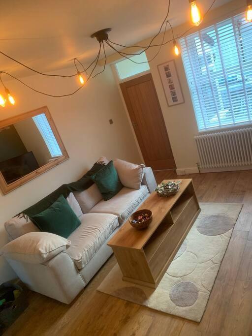 Quaint 1 Bedroom Cottage In Pudsey, Leeds Kültér fotó